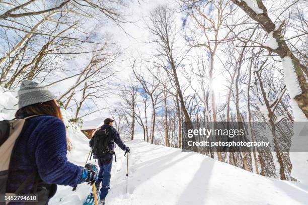 due persone ciaspolate escursioni nella foresta invernale - racchetta da neve attrezzatura sportiva foto e immagini stock