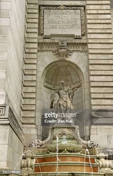 fountain and statue named "truth" at the new york city public library - the truth 2019 film stock-fotos und bilder