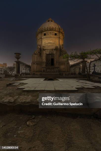 beautiful mausoleum in the presbítero maestro cemetery - geheimnis stockfoto's en -beelden