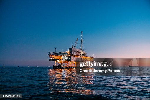 Belo céu crepuscular sobre uma perfuração de petróleo offshore perto de Huntington Beach Belo céu crepuscular sobre uma perfuração de petróleo offshore perto de Huntington Beach