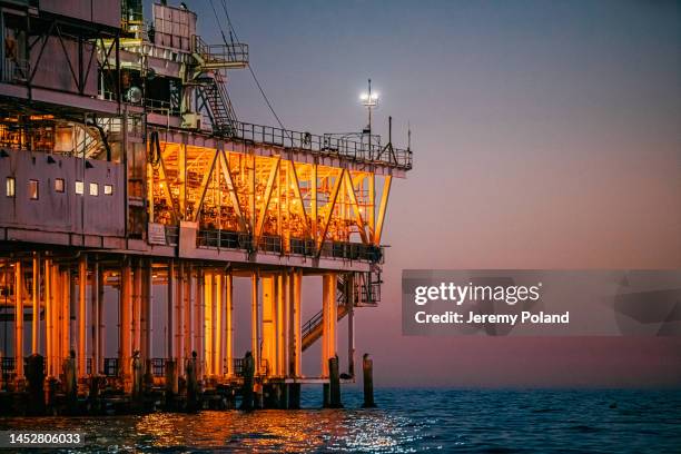 Califronia Rig 402 Offshore Oil And Gas In California Stock Photos, High-Res Pictures ...