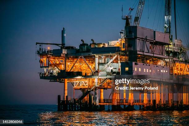 plataforma de perforación petrolera en alta mar al atardecer cerca de huntington beach - industria petrolera fotografías e imágenes de stock