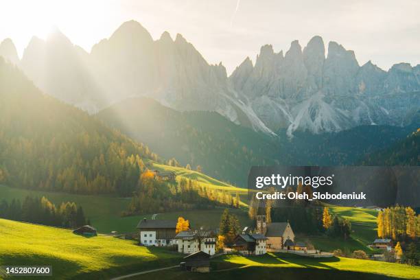 vista della campagna della val di funes nelle dolomiti in autunno - town foto e immagini stock