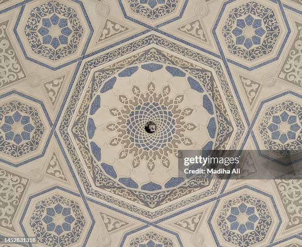 roof, lanterns, doors and islamic geometry architecture of masjid al haram where pilgrims do tawaaf of khaana kaaba for hajj and umrah | people wear ihram clothes for haj and umra, mecca, saudi arabia - mina stock-fotos und bilder