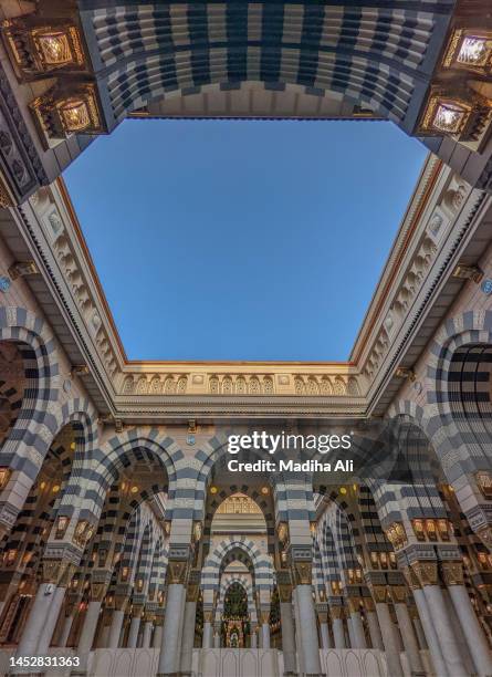 half open roof of prophet mosque in madinah, also known as masjid an nabwi | arches architecture design | rawdah rasool, riyadh ul jannah| prophet muhammad | saudi arabia - makkah mosque stockfoto's en -beelden