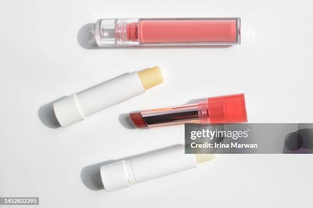 skin care, lip balm, tinted lip balm, lip serum - lipgloss stockfoto's en -beelden