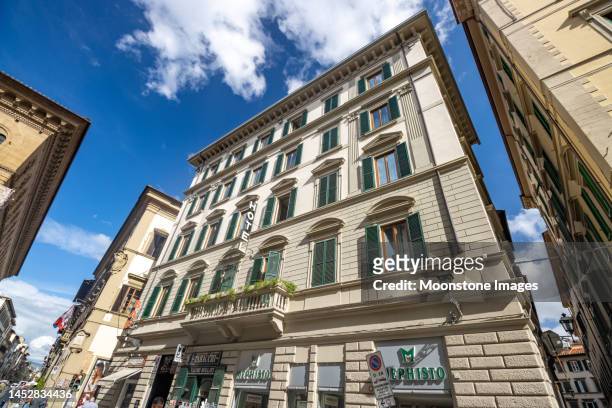 hotel spadai in der via de' martelli in florenz in der toskana, italien - architectural cornice stock-fotos und bilder