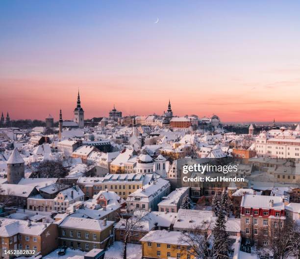 an elevated view of the tallinn skyline in winter - tallin fotografías e imágenes de stock
