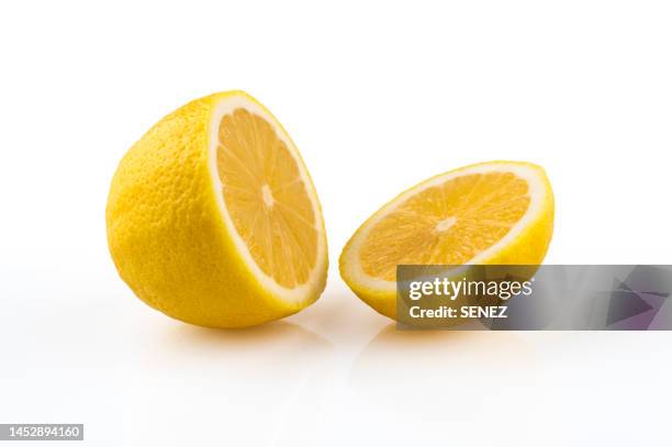 lemon, cut in half - lemon slices fotografías e imágenes de stock