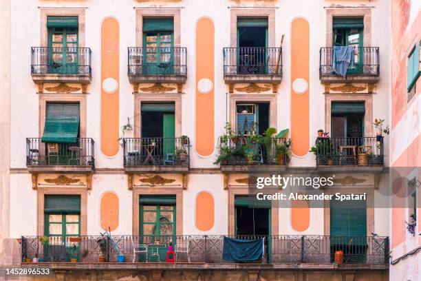 residential apartment building facade with balconies, barcelona, spain - fachada arquitectónica fotografías e imágenes de stock