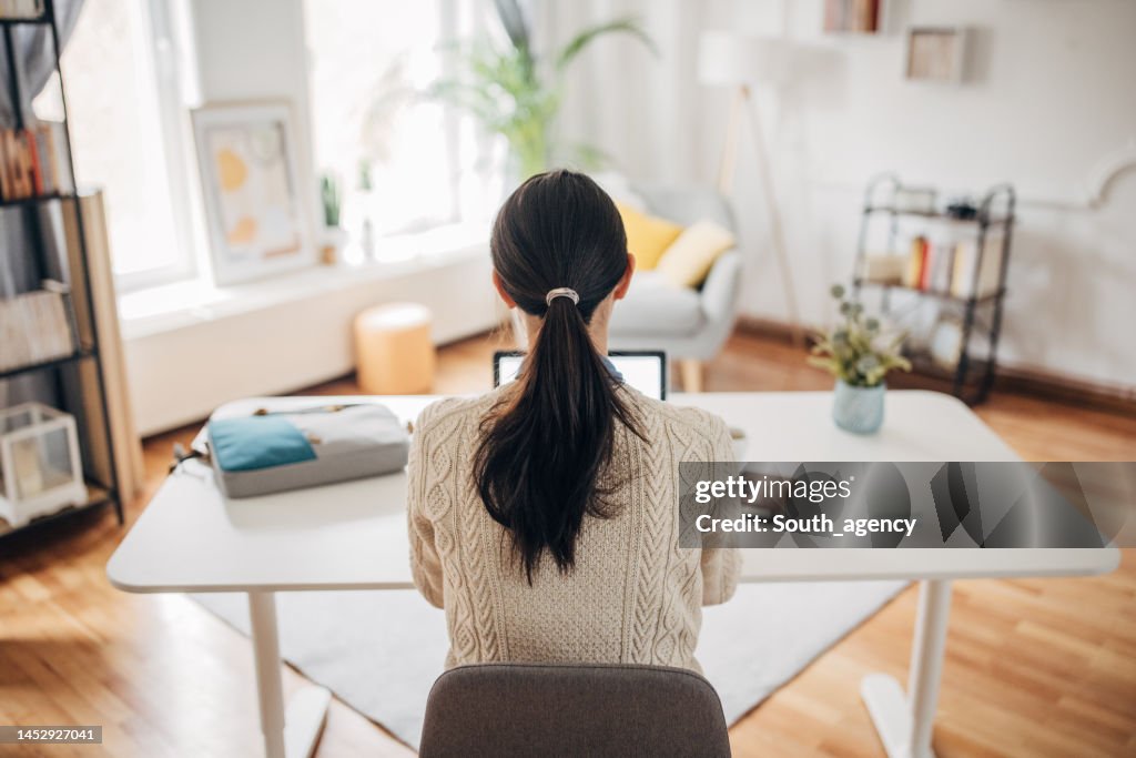 Donna che lavora in home office