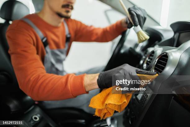 professional car detailer at work - luva preta imagens e fotografias de stock