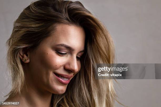 woman portrait - haarkleur stockfoto's en -beelden