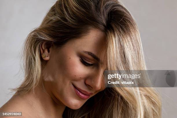 portrait de femme - regarder vers le bas photos et images de collection