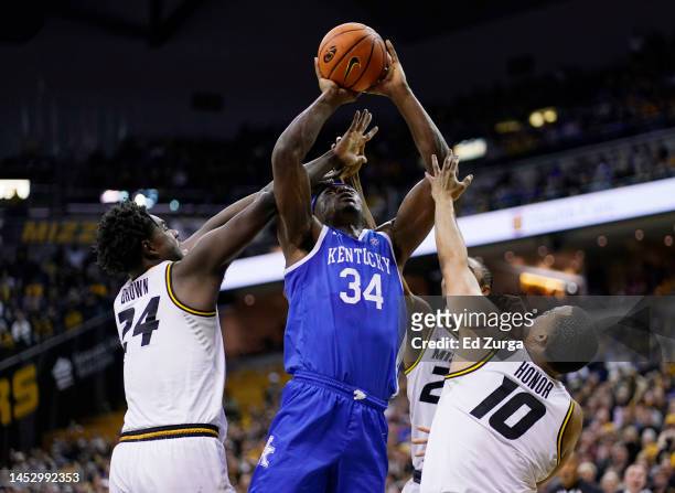 Oscar Tshiebwe of the Kentucky Wildcats shoots between Kobe Brown and Nick Honor of the Missouri Tigers in the first half at Mizzou Arena on December...