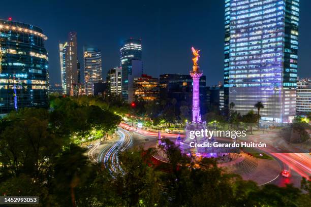 vue du paseo de reforma à mexico, quartier financier la nuit - mexico photos et images de collection