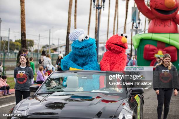 Elmo Riding 1,340 Elmo Sesame Street Photos & High Res Pictures - Getty Images