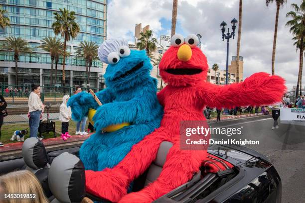 Elmo Riding 1,340 Elmo Sesame Street Photos & High Res Pictures - Getty Images