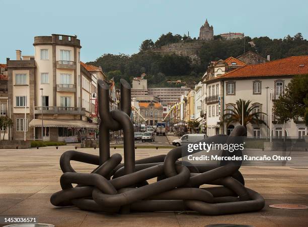 chains part of april 25th memorial, sculpture in viana do castelo, portugal. - viana do castelo district stockfoto's en -beelden