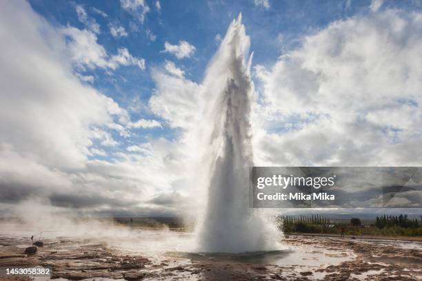 strokkur - geysir - iceland - central highlands iceland stock pictures, royalty-free photos & images