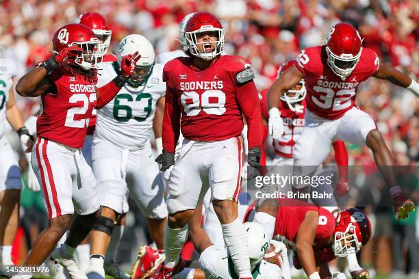 Defensive tackle Jordan Kelley of the Oklahoma Sooners celebrates with linebacker DaShaun White after stopping wide receiver Hal Presley of the...