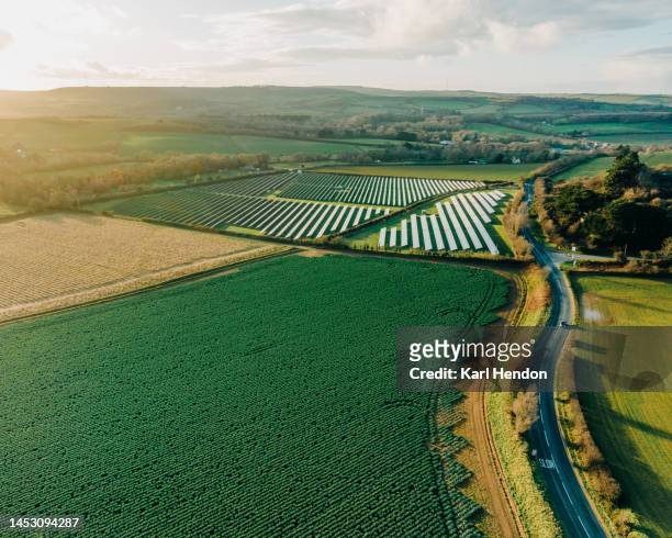 an aerial view of uk agricultural fields - zonne eiland stockfoto's en -beelden