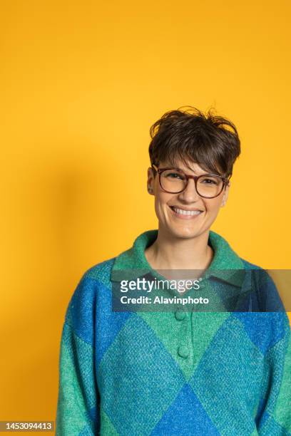 portrait of woman with yellow background - contact color background photos et images de collection
