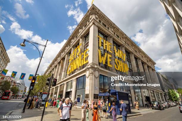 changeons notre façon de magasiner signez sur selfridges à oxford street à city of westminster, londres - selfridges oxford street photos et images de collection