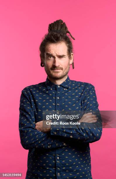 studio portrait of a man with dreadlocks - annoyed face brunnette stock-fotos und bilder