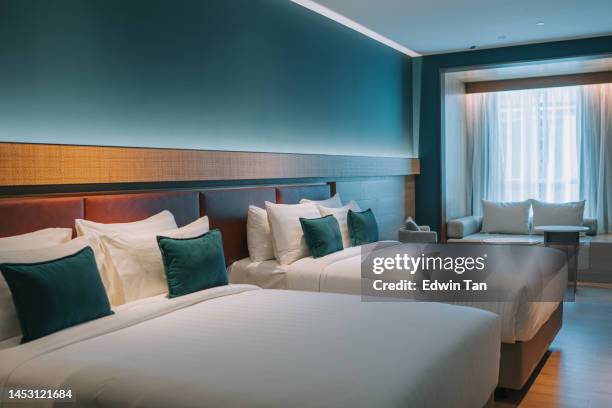 habitación moderna con cama doble, mesillas de noche y sofá cama de día - habitación de hotel fotografías e imágenes de stock