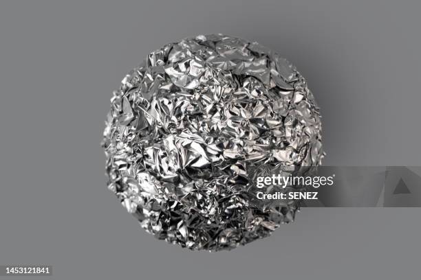 crushed aluminum foil ball - alluminium photos et images de collection