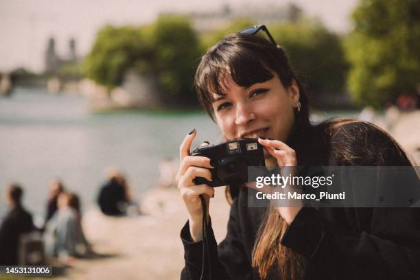 mulher com filme analógico da câmera - analógico - fotografias e filmes do acervo