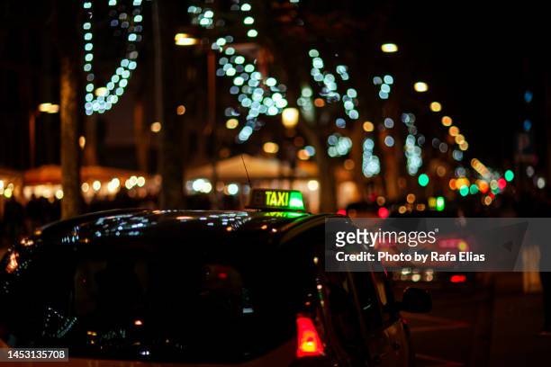 taxis in the night - calle barcelona fotografías e imágenes de stock