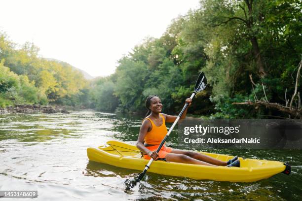 夏の日のカヤック - hot women on boats ストックフォトと画像