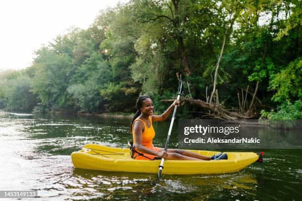 夏の日のカヤック - hot women on boats ストックフォトと画像