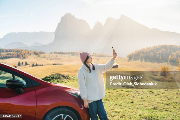 femme prenant un selfie près de la voiture à seiser alm - car top view photos et images de collection