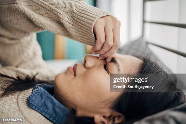 problemas con dolor de cabeza - dolor de cabeza fotografías e imágenes de stock