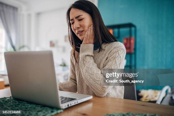 toothache is a problem - tandpijn stockfoto's en -beelden