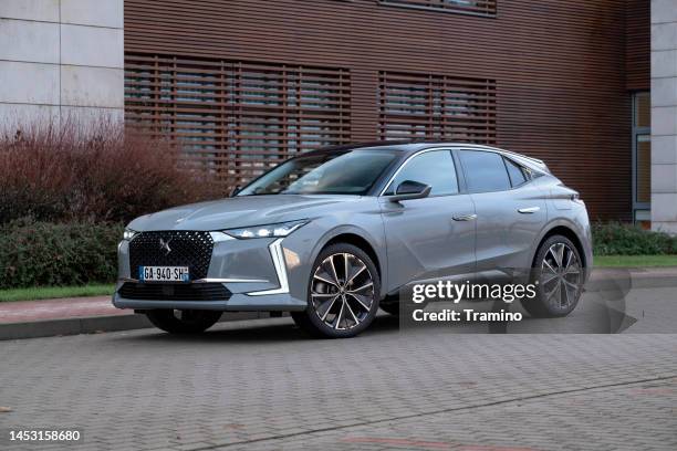 ds 4 e-tense on a street - citroën ds stock pictures, royalty-free photos & images