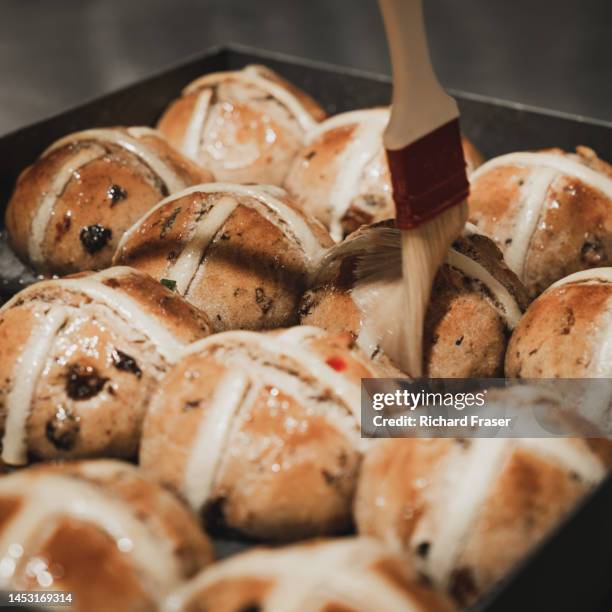 freshly baked hot cross buns, england, uk. - hot cross buns stock-fotos und bilder