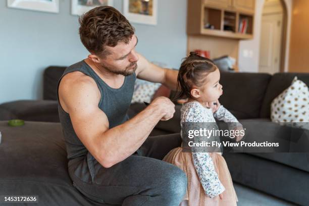 pai ajudando a filha a se preparar para a pré-escola - maria chiquinha - fotografias e filmes do acervo