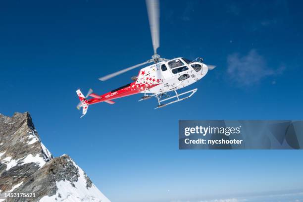 helicóptero air glaciers sobrevuela la montaña jungfrau en los alpes suizos - swiss alps fotografías e imágenes de stock