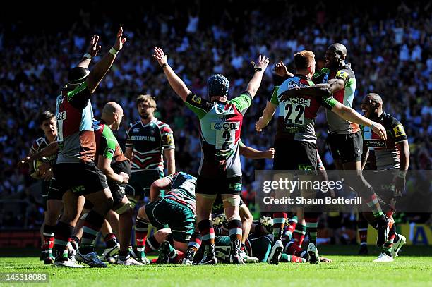 Harlequins players celebrate their victory as the final whistle blows during the Aviva Premiership final between Harlequins and Leicester Tigers at...