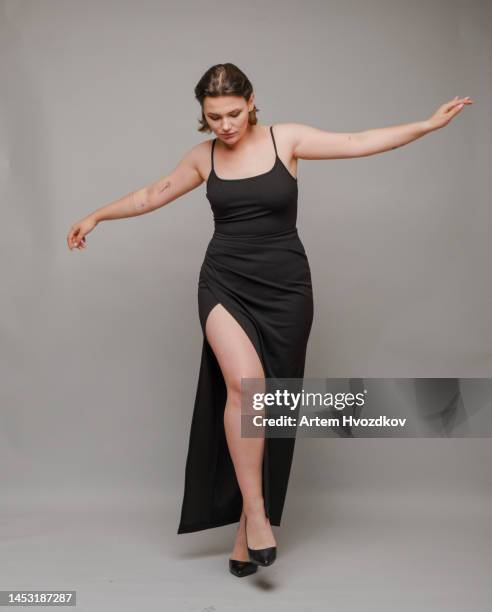 elegant young woman, dressed in bodycon black  dress - sleeveless imagens e fotografias de stock