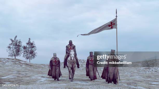 medieval soldiers on crusade or a conquest during winter - cavaleiro templários imagens e fotografias de stock