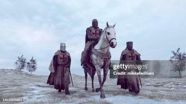 soldier wearing armor on a journey in medieval times - the crusades stockfoto's en -beelden
