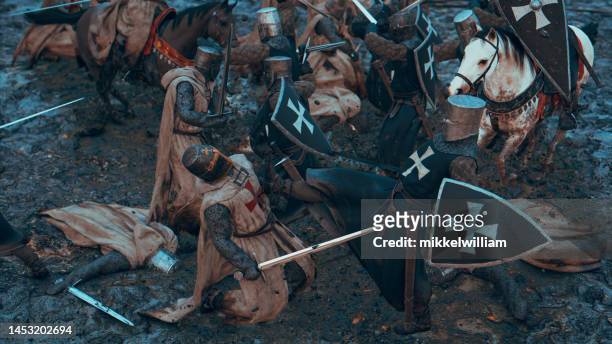 caos su un campo di battaglia medievale con soldati che combattono - campo di battaglia foto e immagini stock