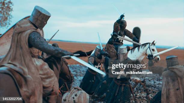 soldat auf kriegspferd greift mittelalterlichen feind mit schwert an - ritter stock-fotos und bilder