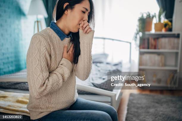 sick woman at home - tossir imagens e fotografias de stock