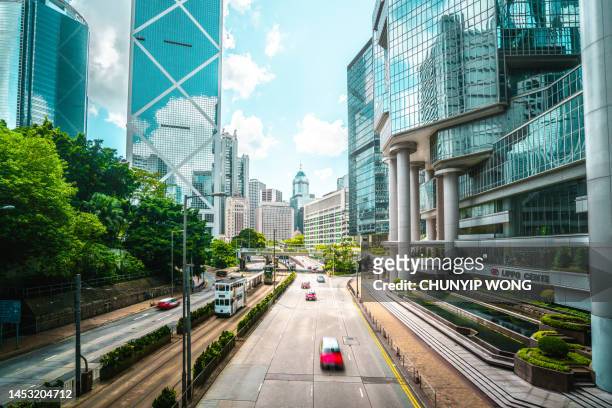 le strade del quartiere finanziario centrale di hong kong - città intelligente foto e immagini stock